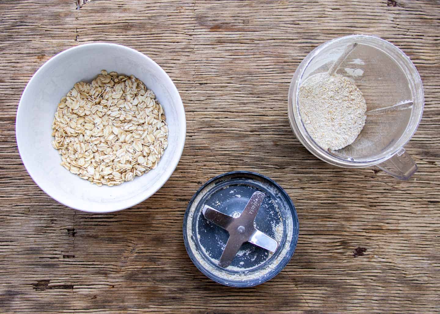 Blender and oats to make oat flour