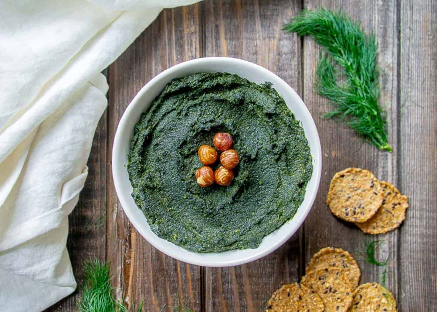 Fennel pesto in bowl with crackers